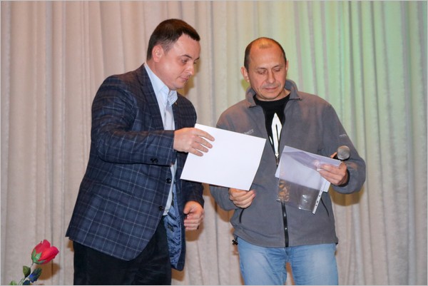 Валерій Кушнєрук вручає Подяку Олегу Нагорному
